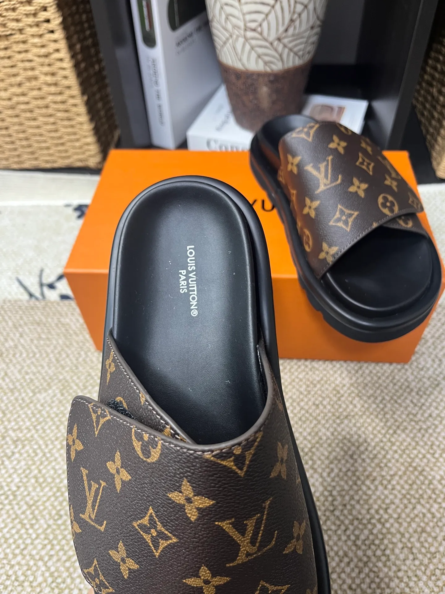 P340 [New Style] [LOUIS VUITTON] Louis Vuitton, LV printing, men's and women's slippers are now on the market, packed in drawer boxes with cloth bags and cards, the upper pattern looks very soft and waxy, and is a super versatile leg slimming tool. Fabric: imported denim/canvas/old fabric, LV hardware LOGO, official website pattern printing, comfortable to wear, feet: high-elastic PU water table. Sole: foam sole, heel height: about 5cm. Code number: 35-46, 35, 45, 46 are custom-made and non-returnable. Color: multiple colors and styles available.